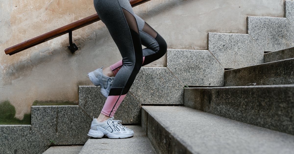 Mujer subiendo escaleras durante ejercicio cardiovascular a los 50 años