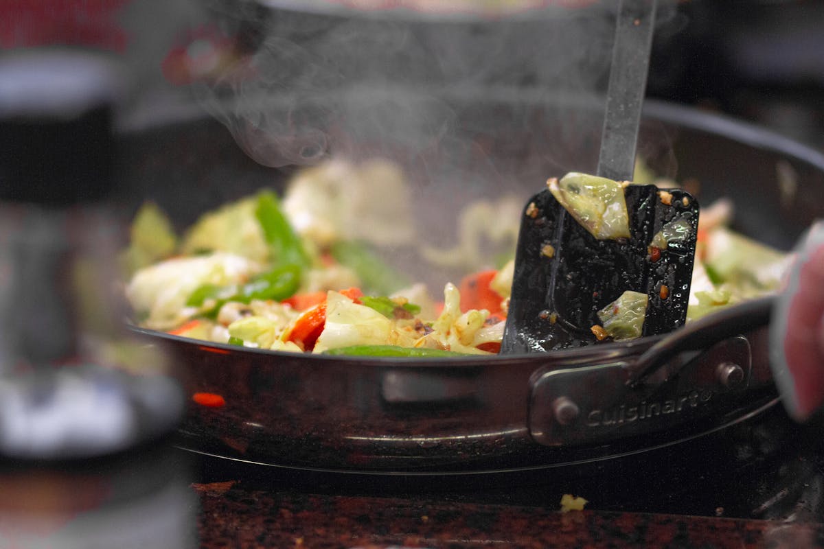 Cocina casera con verduras frescas — cómo cocinar sano en casa rápido