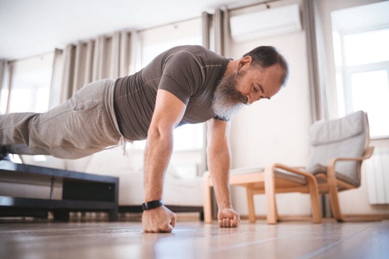 Entrenamiento en casa con 50 años: qué necesitas y qué no