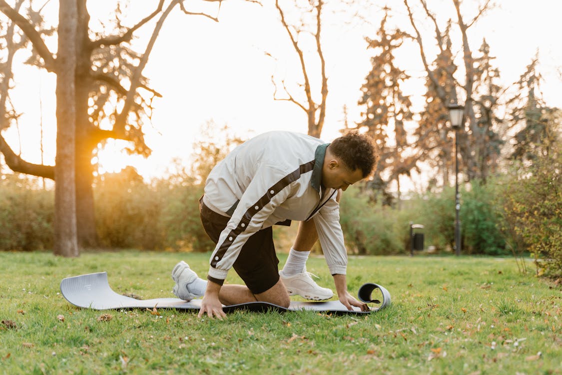 Hombre entrenando al aire libre con poco tiempo — entrenar sin tiempo mayores 40