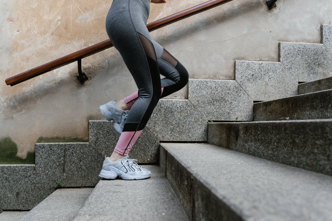 Mujer subiendo escaleras como ejercicio físico para mejorar resistencia cardiovascular a los 50 años