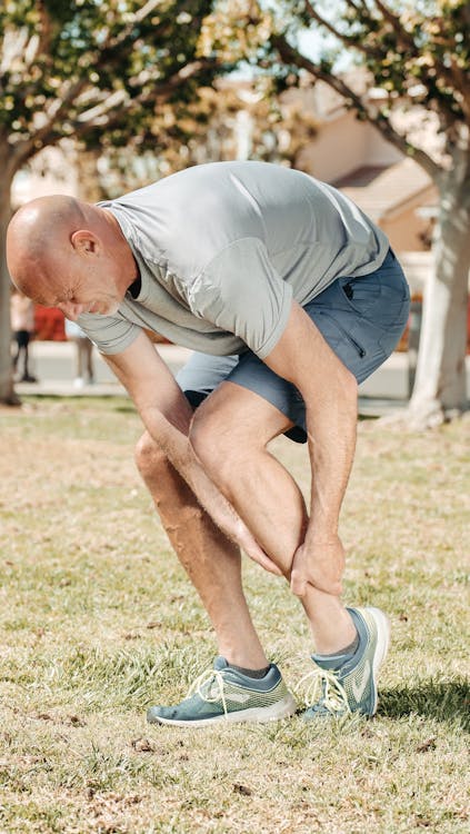 Hombre sujetando su rodilla lesionada - lesión de rodilla a los 50