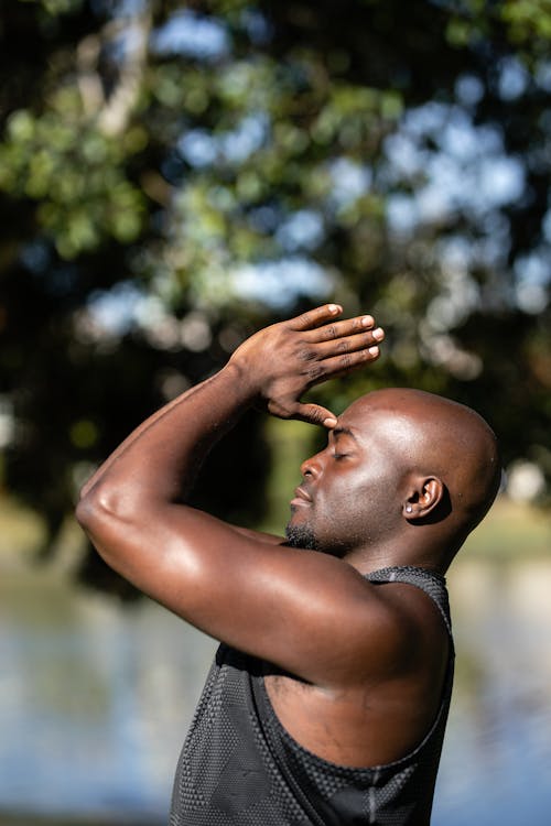 Hombre meditando practicando yoga — mentalidad y proceso en el deporte mayores 50