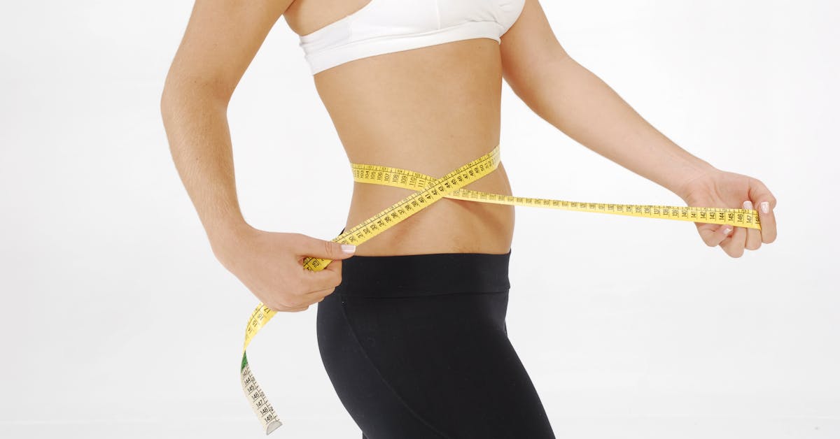 Persona motivada midiendo el progreso en su entrenamiento físico