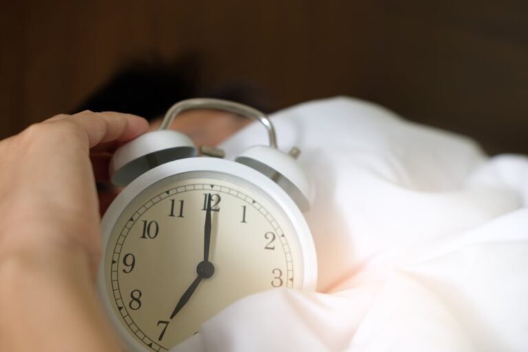 Dormir bien a los 50: el entrenamiento que más descuidas