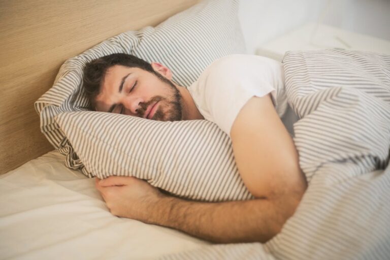 Dormir mal te está haciendo engordar: la conexión que nadie te explica