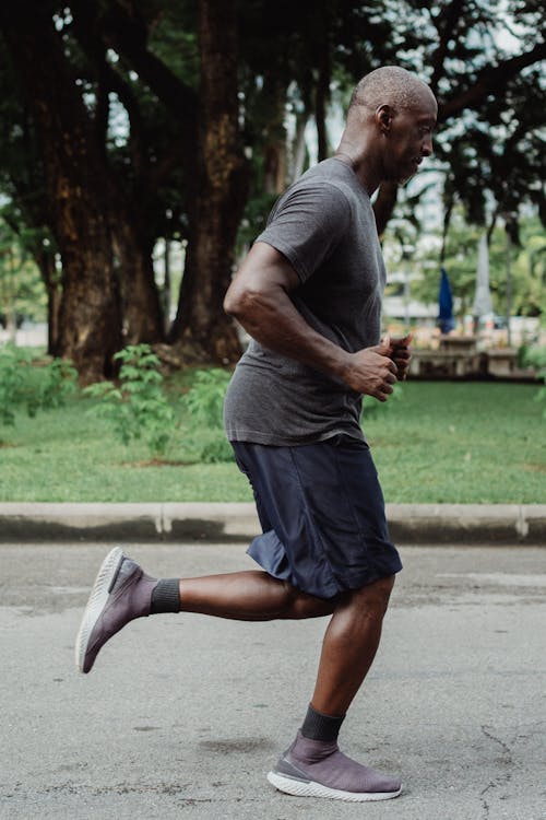Hombre mayor de 40 años corriendo al aire libre deporte saludable