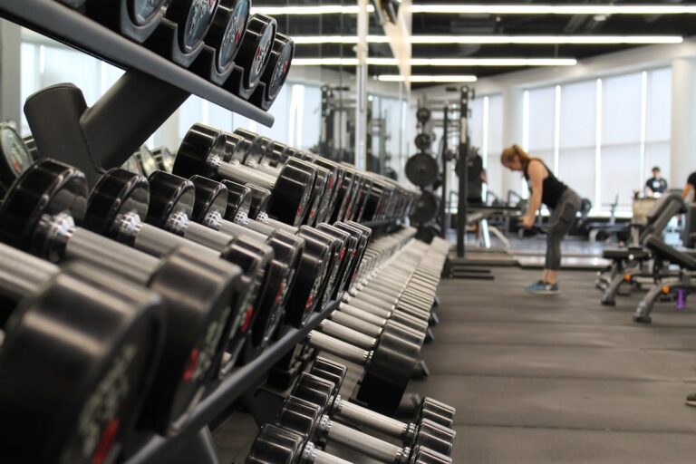 Cuántos días a la semana entrenar con pesas a los 48 años: la respuesta honesta (no la que venden en Instagram)