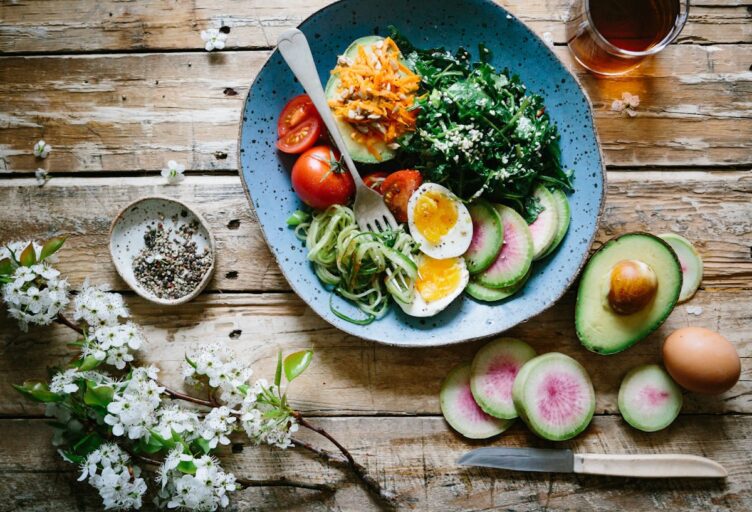 Proteína después de los 50: cuánta necesitas realmente y de dónde sacarla