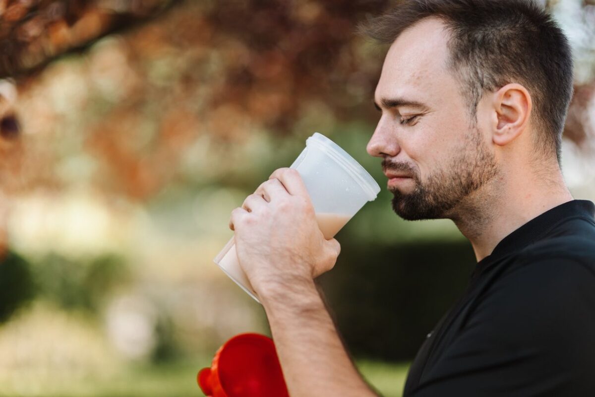 Hombre tomando batido de proteínas - proteína en polvo para mayores de 50