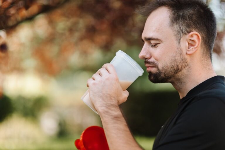 Proteína en polvo después de los 50: cuánta tomar, cuándo y cuál