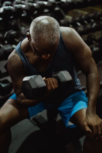 Sarcopenia: cómo frenarla de forma natural después de los 40 (con ciencia detrás)