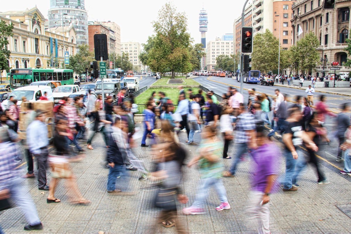 Corredor en pista al atardecer — cómo volver a correr a los 45 sin lesionarse