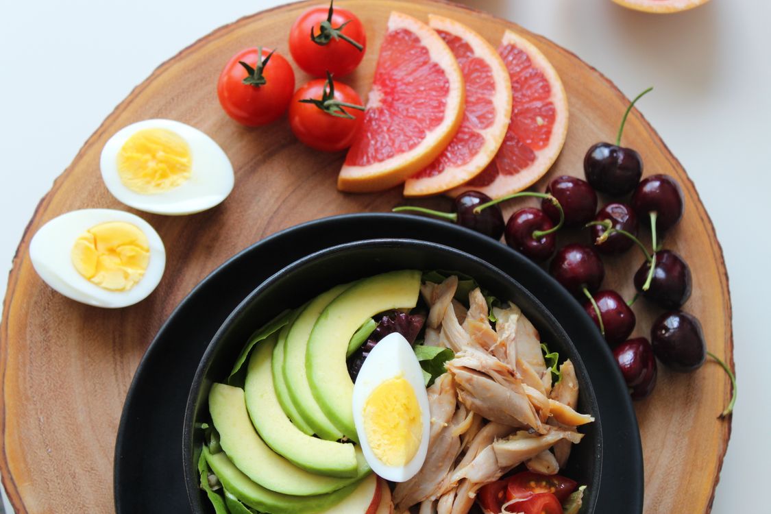 Variedad de alimentos ricos en proteína para mayores de 50 — huevos, frutos secos, legumbres