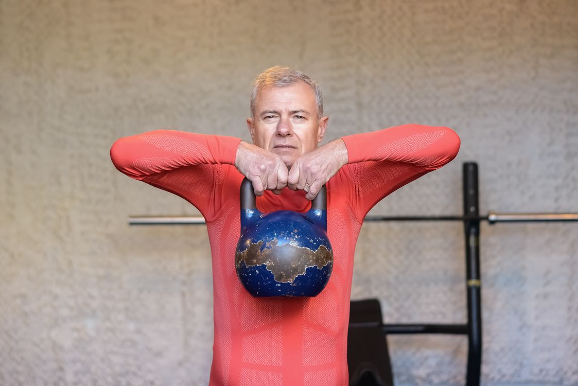 Persona mayor levantando pesas para combatir la sarcopenia — entrenamiento de fuerza